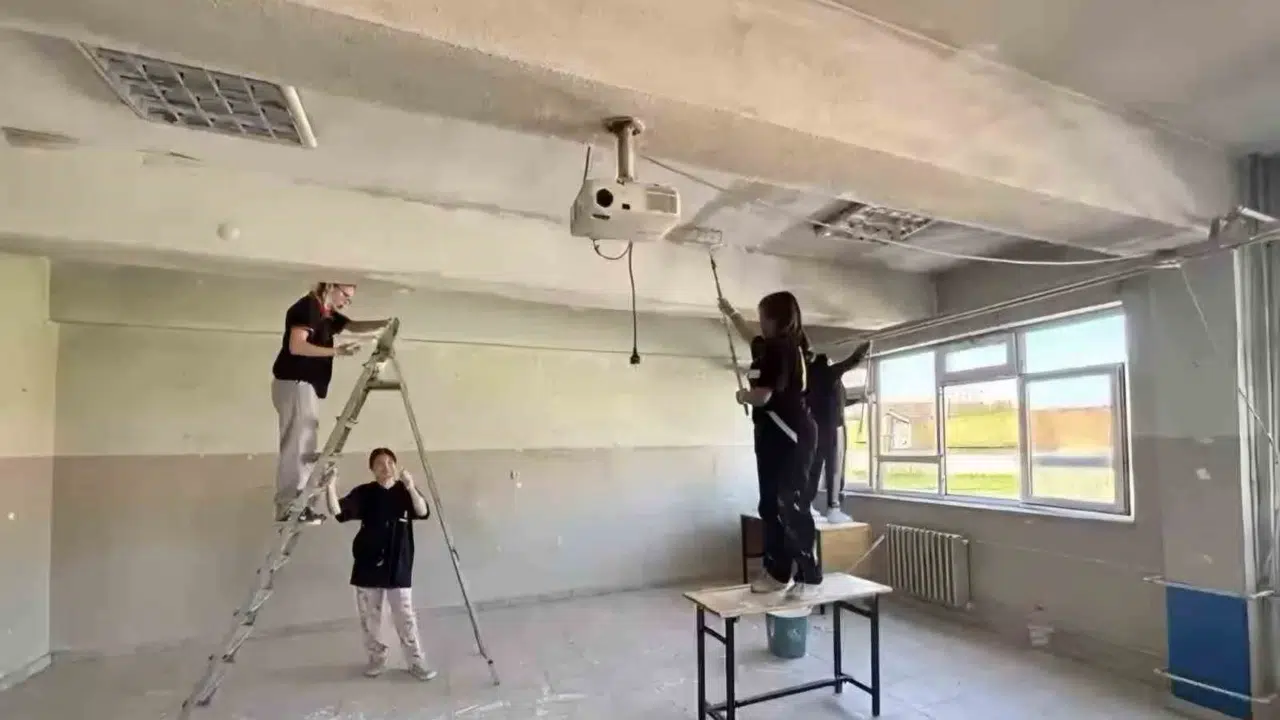 Fırçayı ellerine aldılar, sınıfları umutla boyadılar: Geleceğin mimarları minik yüreklere dokundu