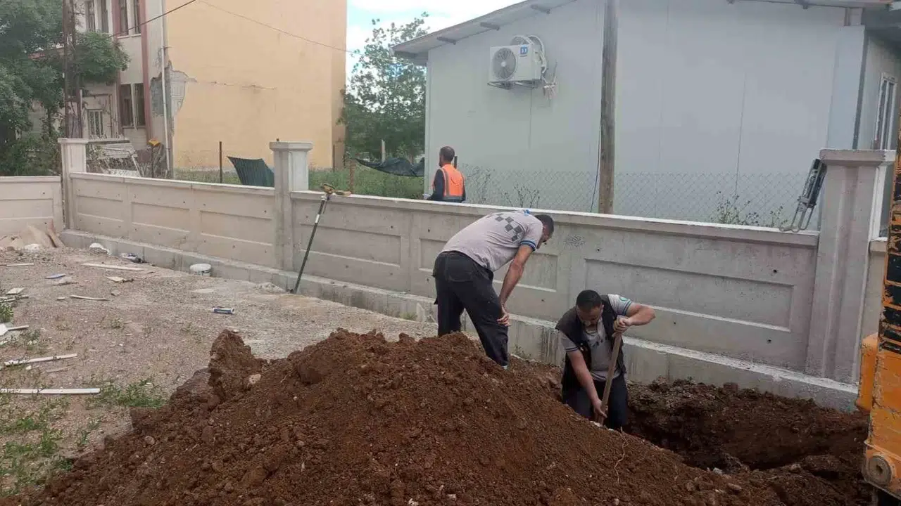 Malatya’da korku dolu anlar: İş makinesi doğalgaz borusunu deldi, mahalle ayağa kalktı