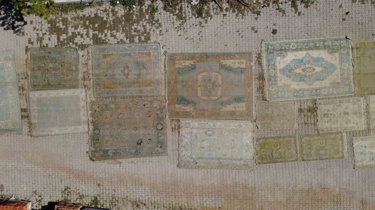 Manisa’nın sokakları dünya saraylarına halı dokuyor: Trafiğe terk edilen sanat eserleri servet değerinde