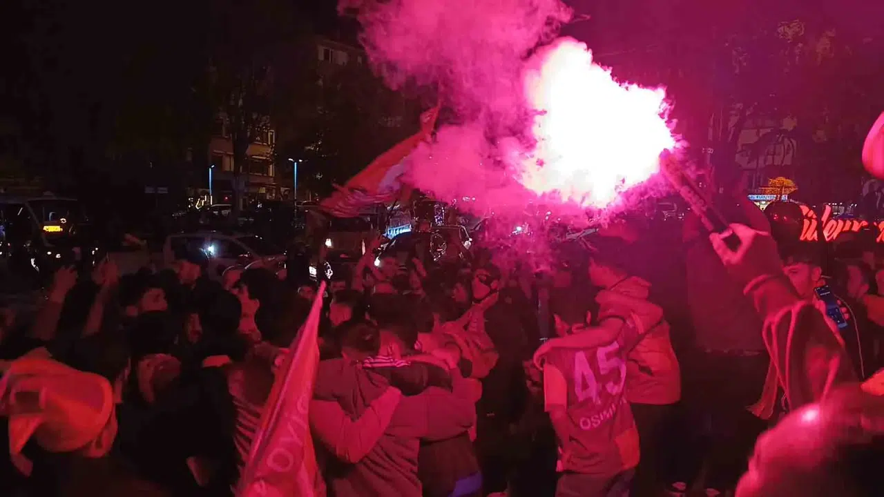 Tekirdağ sokakları sarı-kırmızıya boyandı: Şampiyonluk kutlamaları sabahın ilk ışıklarına kadar sürdü