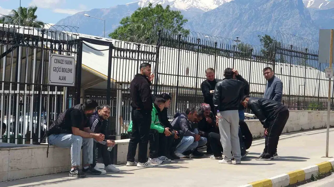 Ekmeğinin peşindeki genç kuryeye acı veda: Antalya'daki o kavşak yine can aldı