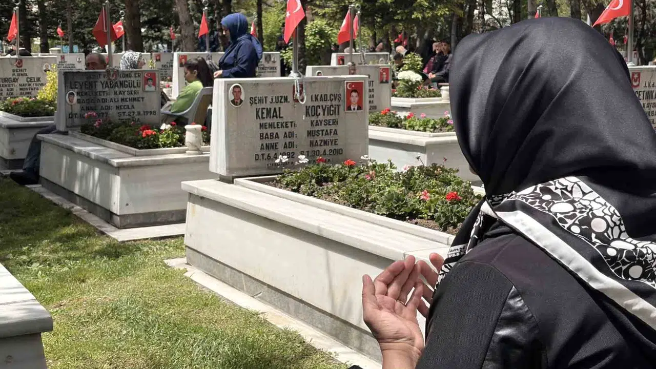En hüzünlü Anneler Günü: Evlatlarının mezar başında gözyaşı döktüler