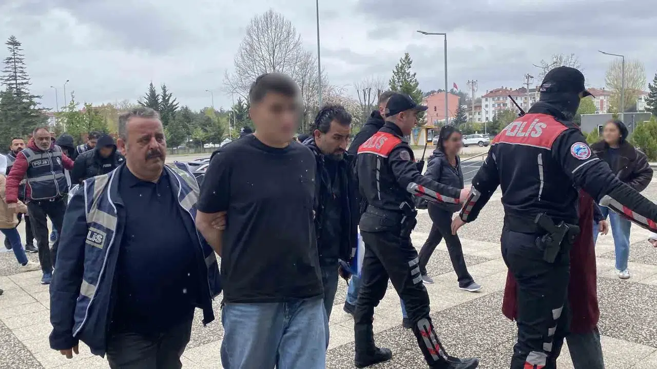 Bolu'da kanlı hesaplaşma: Adliye önünde basın mensuplarına skandal tepki