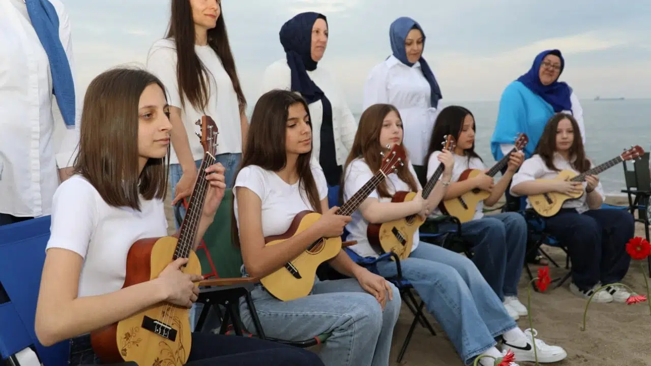 Karasu sahili duygusal anlara sahne oldu: Anneler için ukulele çaldılar