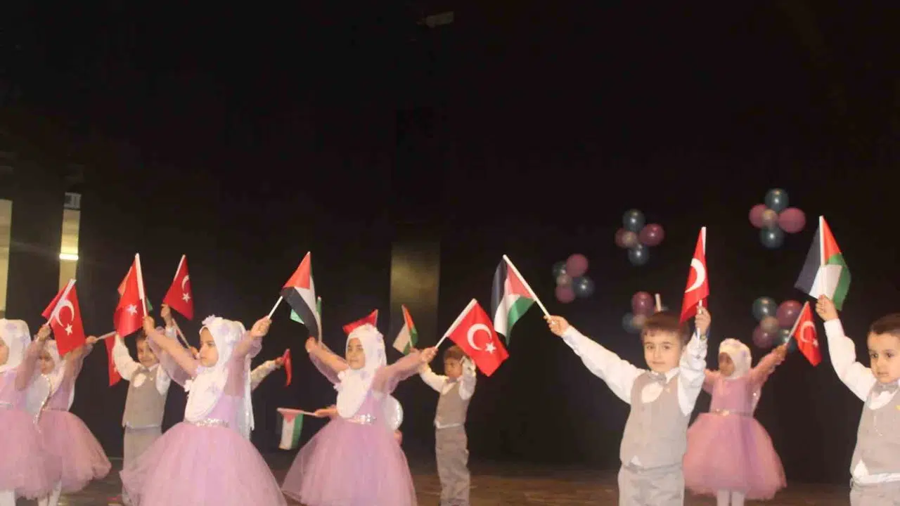 Miniklerden dev performans: Silifke’de yıl sonu coşkusu