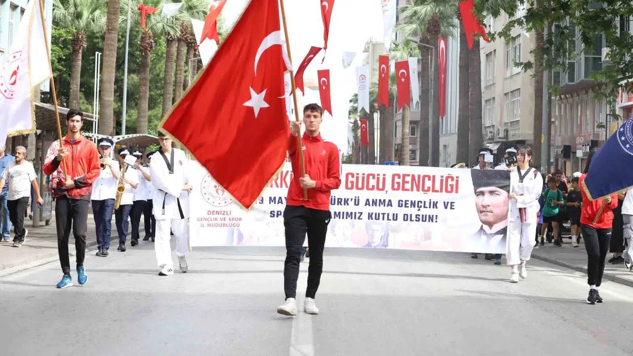 Denizli’de 19 Mayıs heyecanı: 120 metrelik dev bayrakla gövde gösterisi