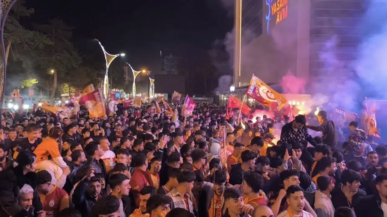 Bitlis’te şampiyonluk ateşi: Tatvan sokakları sarı-kırmızıya boyandı