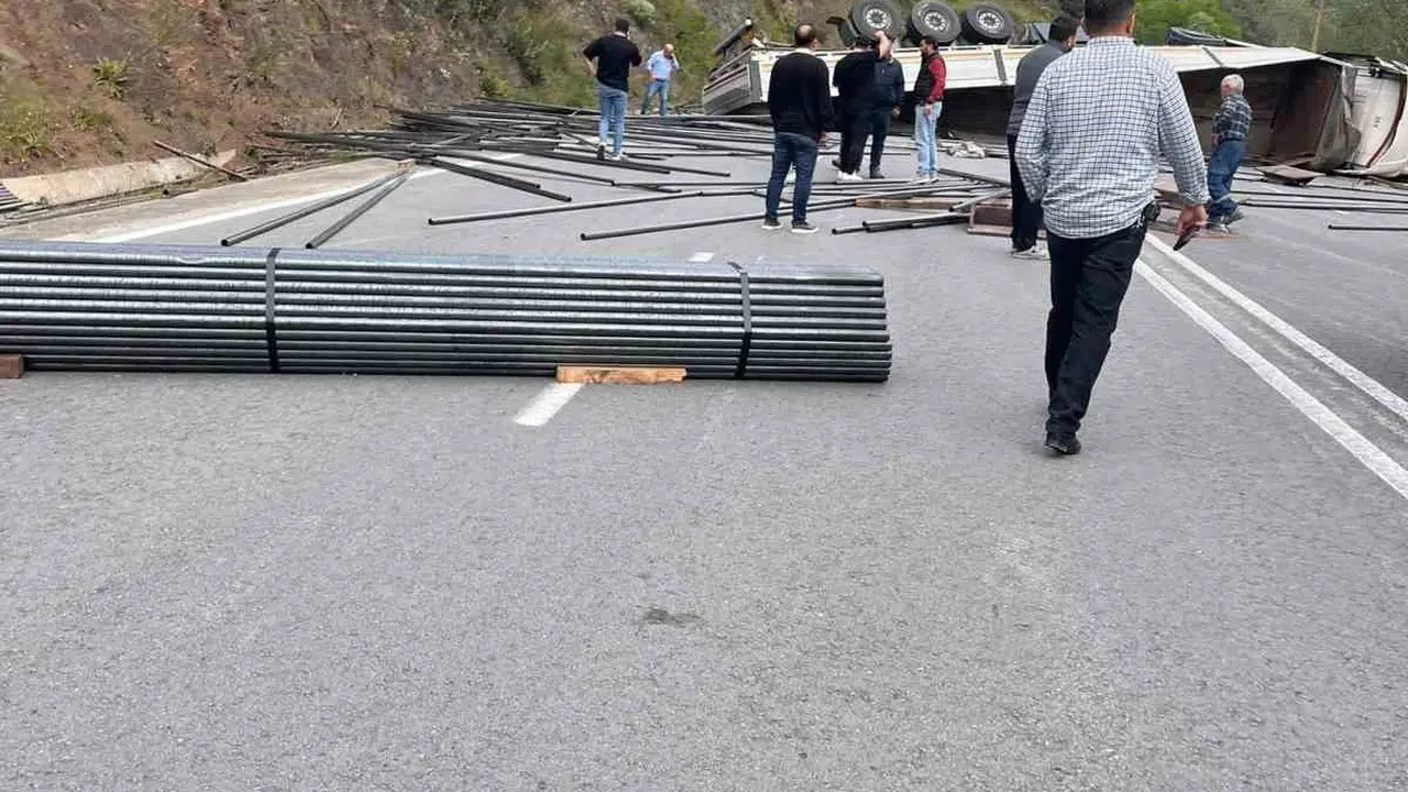 Ereğli’de ulaşım felç oldu: Tonlarca demir yola saçıldı