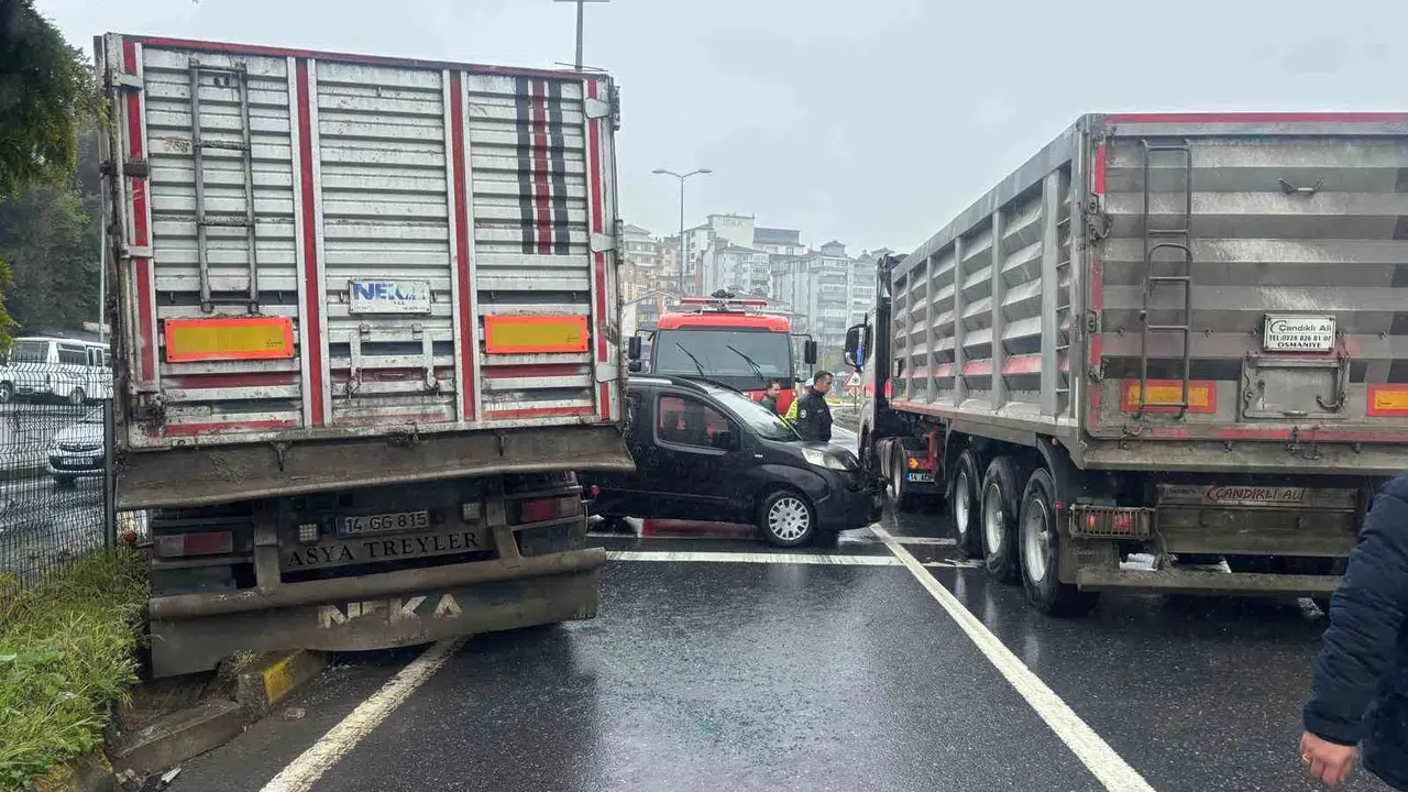 Zonguldak’ta dehşet anları: Yağmurda kayan tır ortalığı birbirine kattı