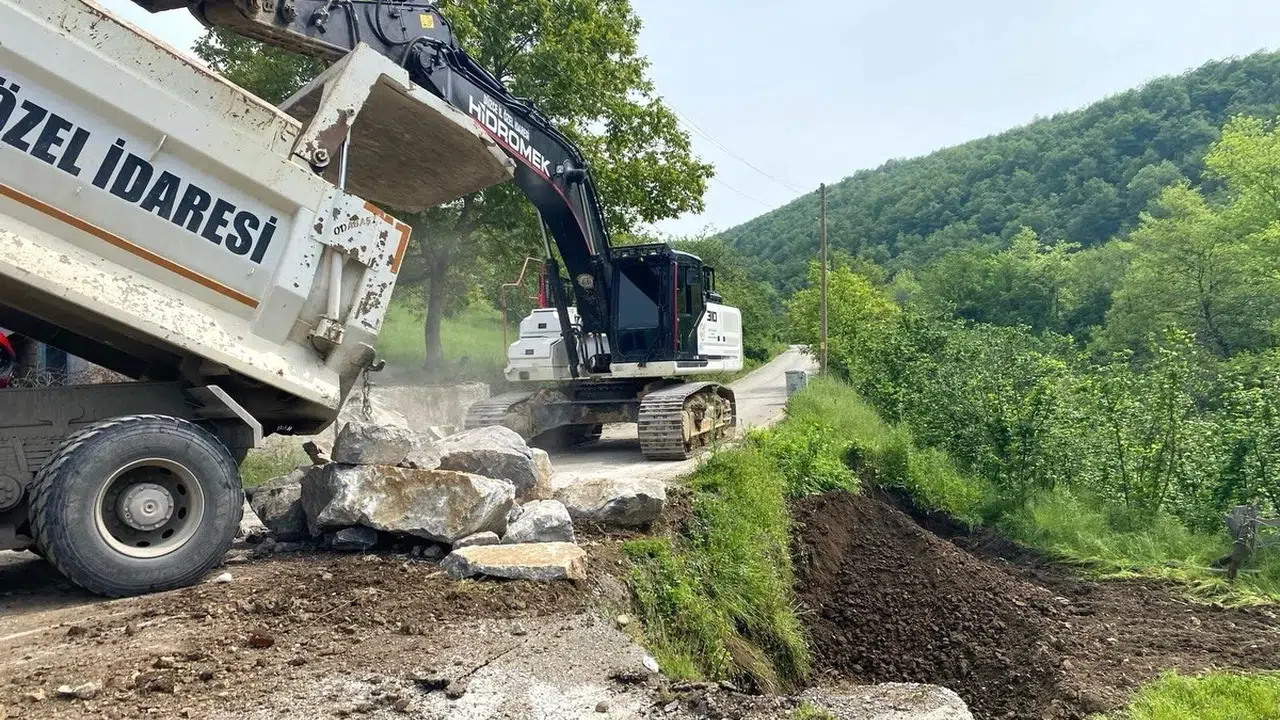 Düzce’de toprak alarm verdi: Köy yolunda hummalı çalışma