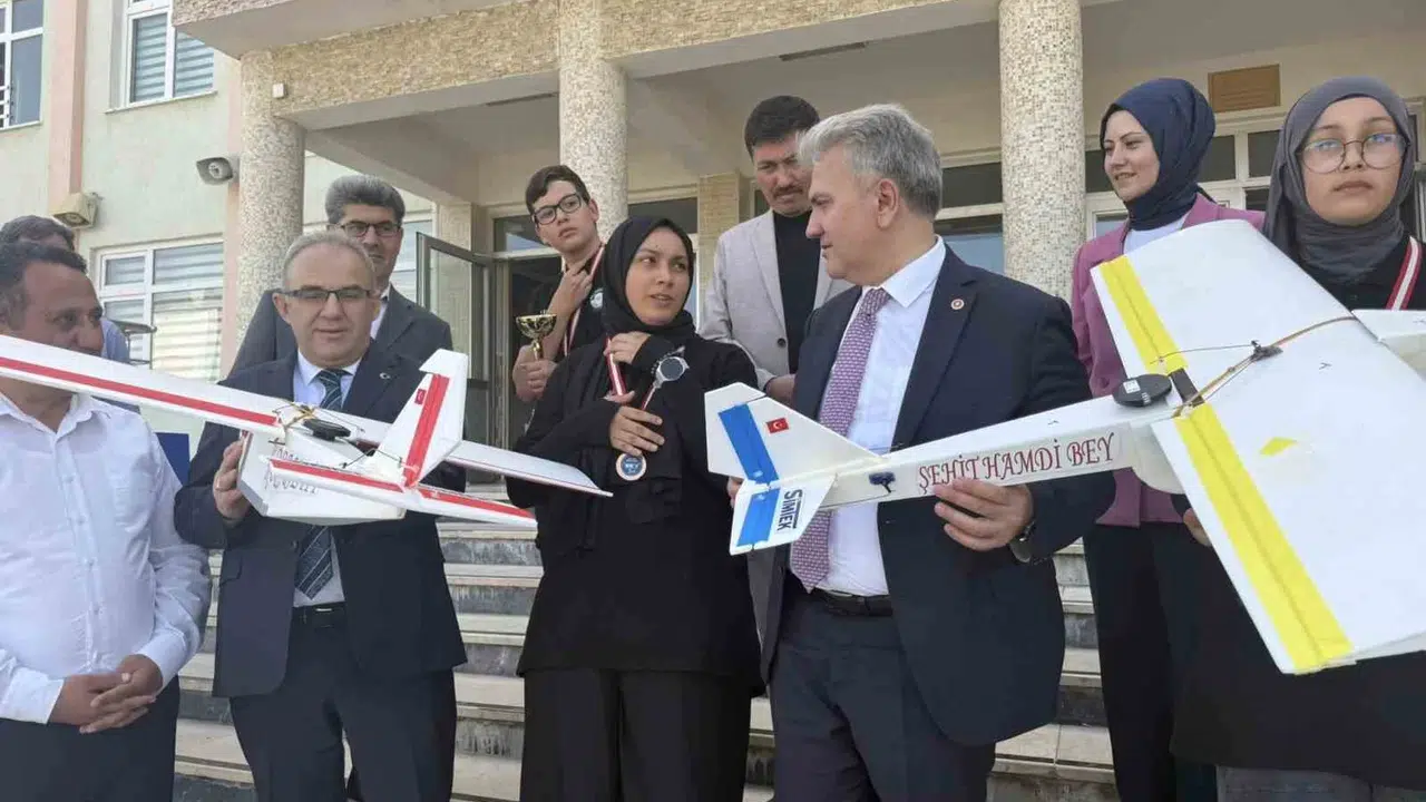 Dünya arenasında Balıkesir rüzgarı: Edremitli gençler gökyüzüne imzasını attı