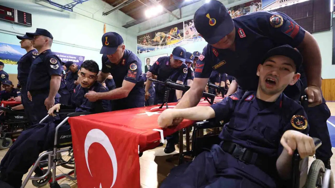 Üniforma aşkı engel tanımadı: Aksaray’da 40 genç bir günlüğüne kışla heyecanı yaşadı