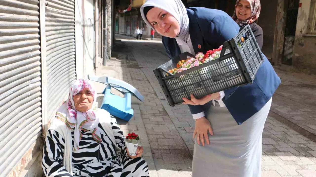 Diyarbakır’da kapı kapı dolaştı: Muhtardan annelere çiçekli sürpriz