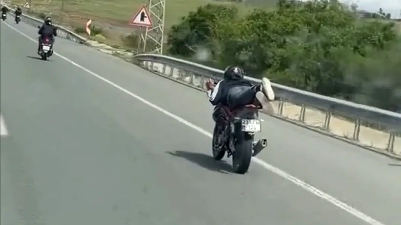 Elazığ trafiğinde yürekleri ağza getiren görüntü: Ölümle dans eden motosikletli kamerada