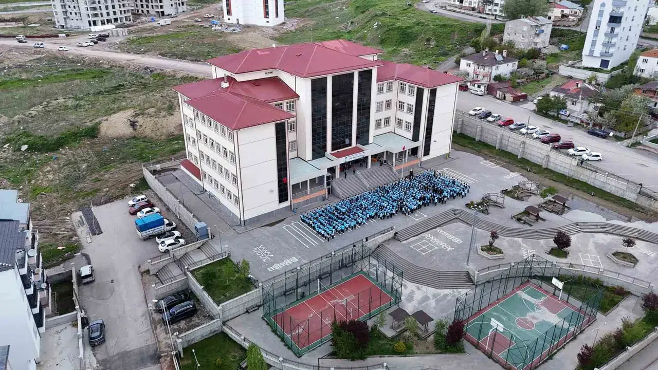 Sivas’ta 900 yürek tek bir amaç için buluştu: Gökyüzünden bakınca gurur tablosu ortaya çıktı