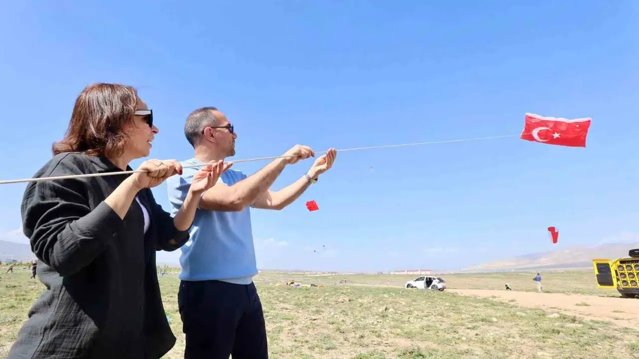Niğde’de Anneler Günü coşkusu: Binlerce uçurtma gökyüzünü şenlendirdi