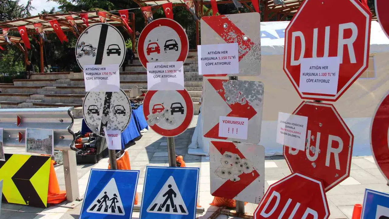 Trafik levhalarını atış poligonuna çevirdiler: Bir tabelanın bedeli 5 bin lirayı buluyor