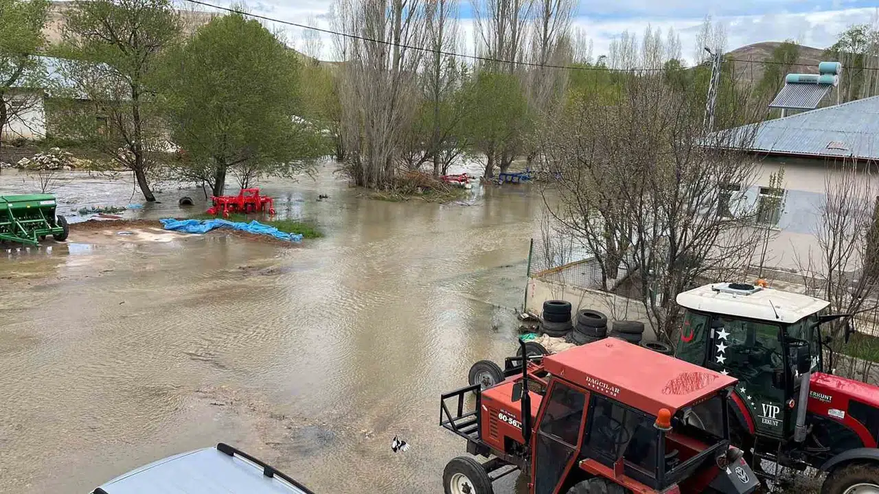 Bayburt’ta korkutan manzara: Kırkpınar köyünü yine su bastı