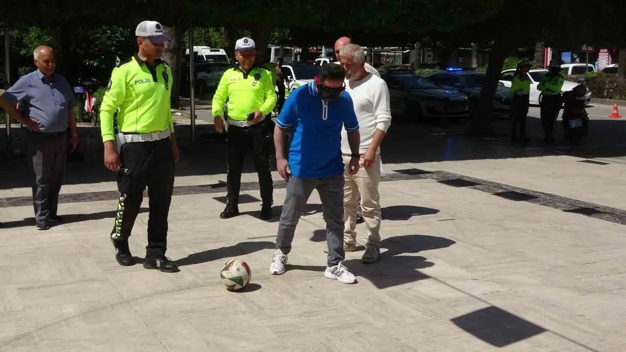 Adana’da alkolün tehlikeleri parkta test edildi: Gözlüğü takanlar topun yerini bile bulamadı