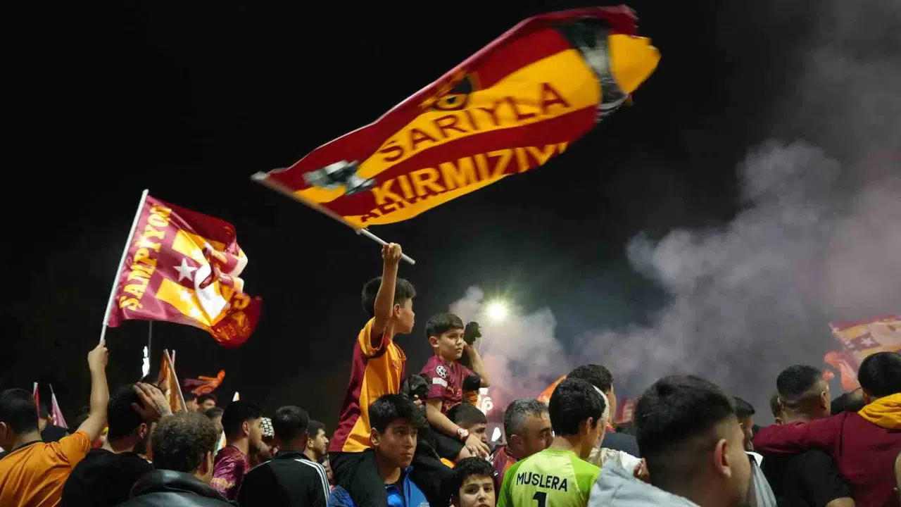 Gaziantep sokakları sarı-kırmızıya boyandı: Şampiyonluk kutlamalarında ezeli rekabeti unutturan görüntüler