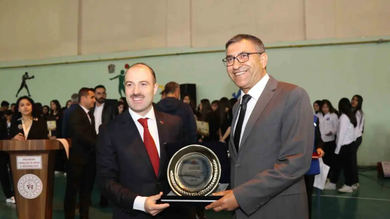 Oltu’nun gençlerine spor desteği: İş insanı Hasan Oğuz’a onur plaketi