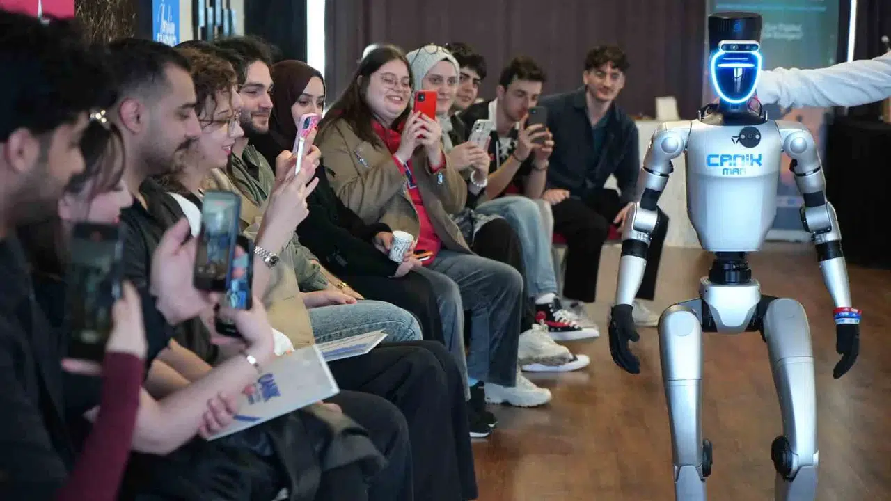 Nüfus kaydı olan tek robot kürsüye çıktı: Gençlere kariyerin şifrelerini verdi
