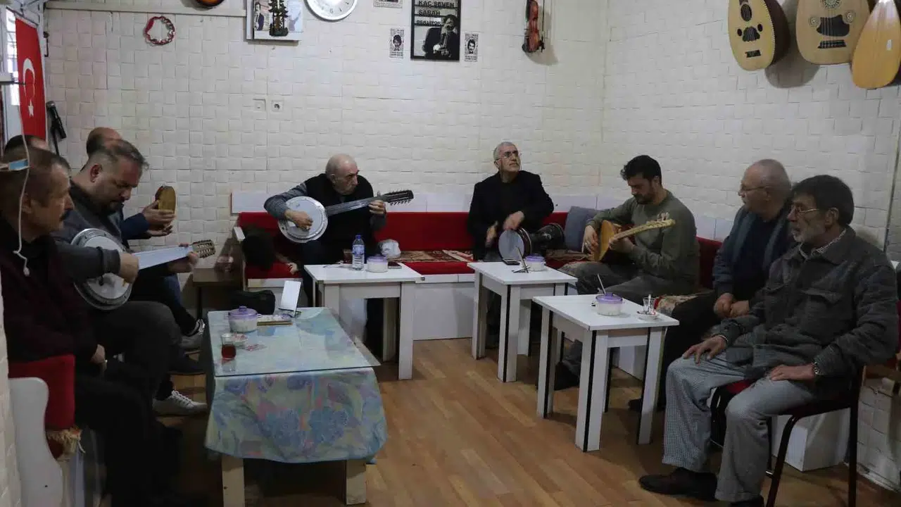 Sivas'ta oyun masaları yerini notalara bıraktı: Bu kahvehanede dedikodu değil, türküler konuşuyor