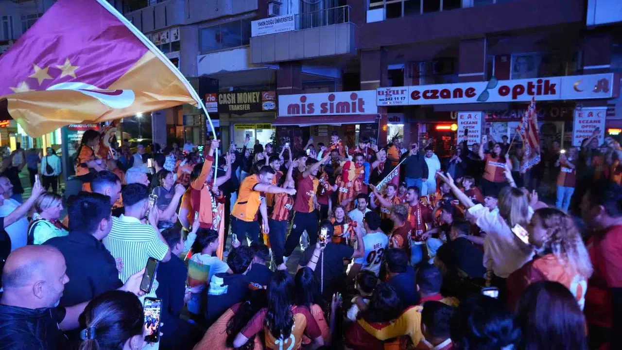 Antalya sokakları sarı-kırmızıya boyandı: Şampiyonluk coşkusu sabahın ilk ışıklarına kadar sürdü