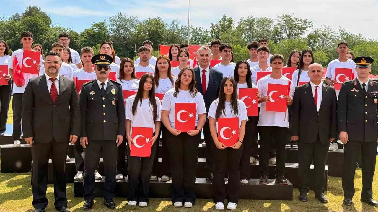 İncirliova’da 19 Mayıs ruhu stadyuma taştı: Gençlerin performansı nefes kesti