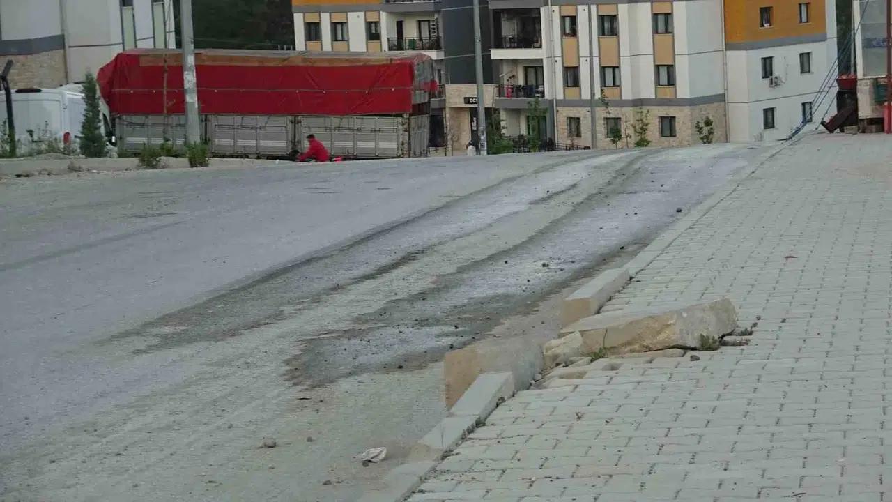Yeni kurulan mahallede kepçe paniği: Deprem oluyor sandılar, yollar kullanılamaz hale geldi