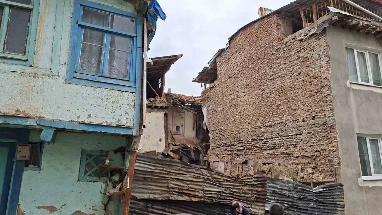 85 yaşındaki Fadime nine ölümden döndü: Ahşap ev bir anda çöktü