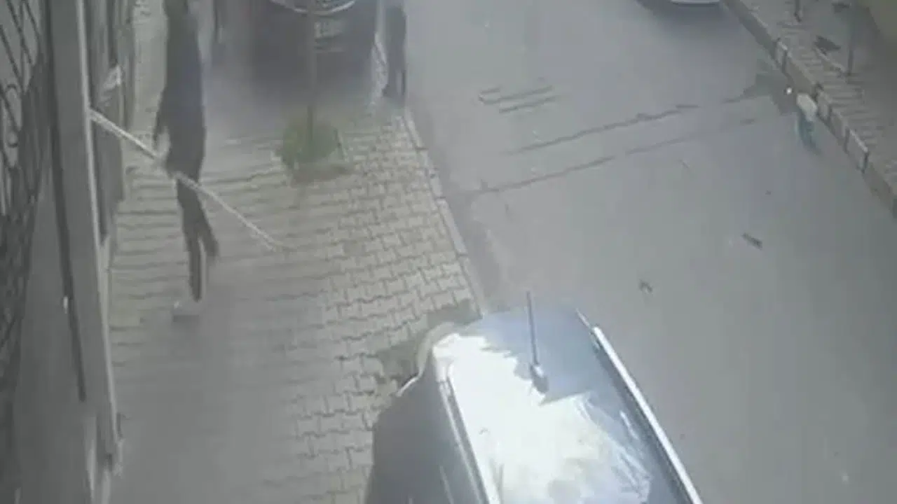 Arnavutköy’de dehşet saçan saldırgan: Çocukları dövdü, ailelere bıçak çekti