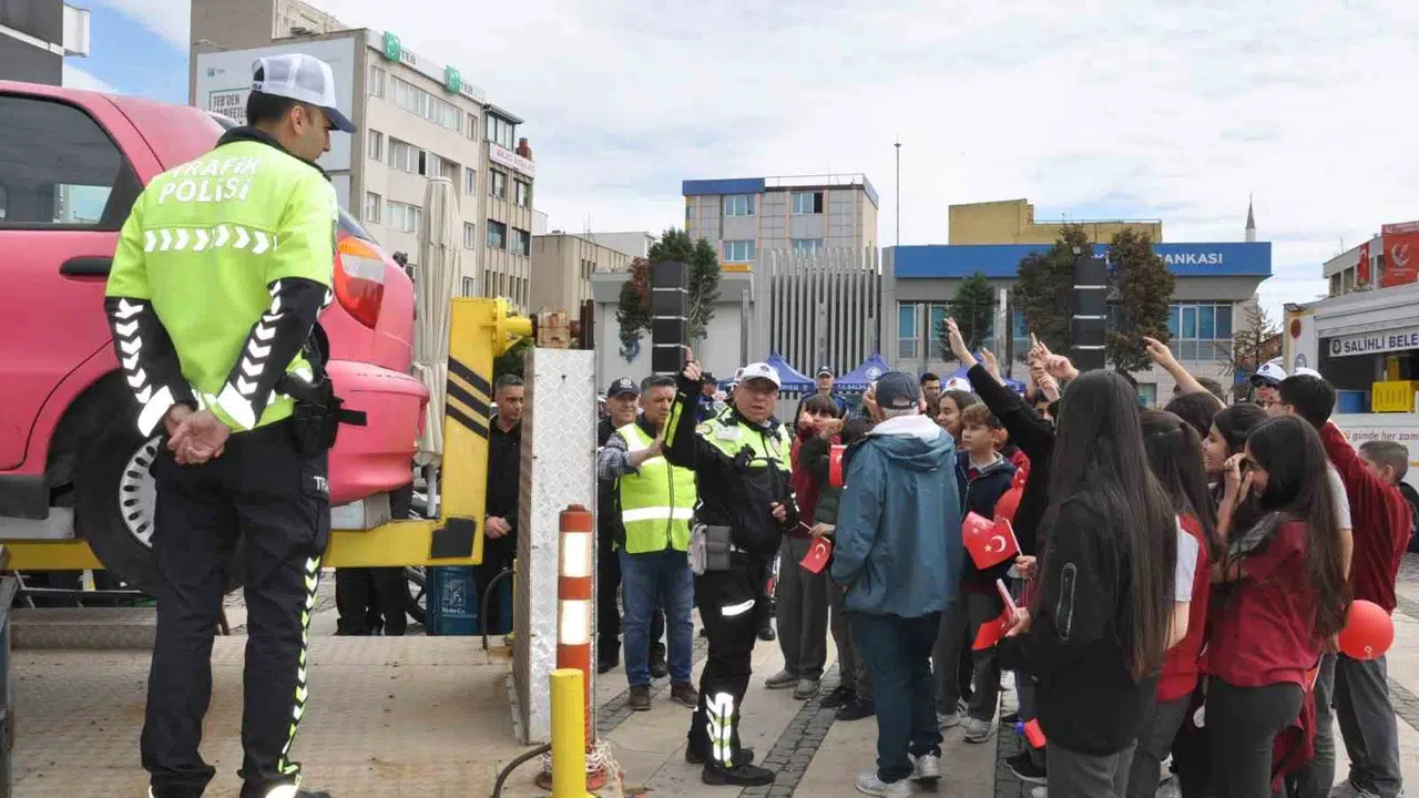 Salihli’de kaza anı simülasyonu: Öğrenciler emniyet kemerinin hayat kurtaran gücünü yaşayarak öğrendi