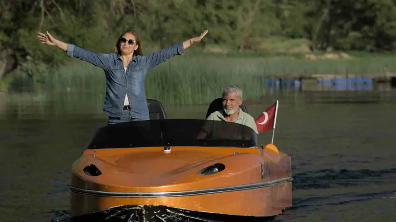 Gökgöl’ün sularında sıra dışı bir deneyim: Lamborghini tasarımlı tekneyle nilüfer turu