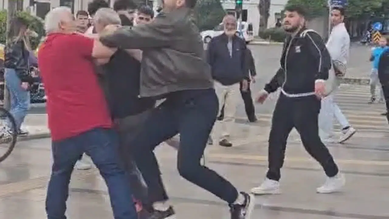 Kaleminden rahatsız oldular: Aydın'da gazeteciye meydan ortasında çirkin saldırı