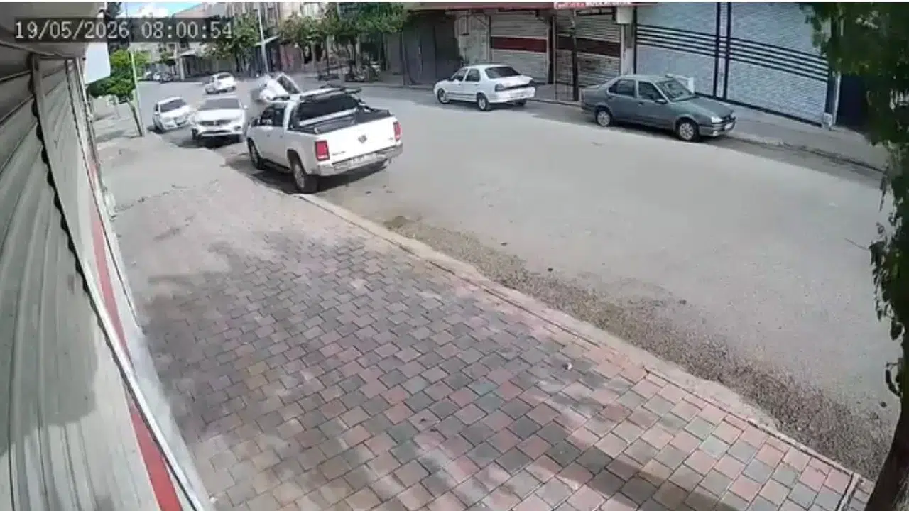 Siverek’te korku dolu anlar: Kontrolden çıkan otomobil park halindeki araca çarparak devrildi