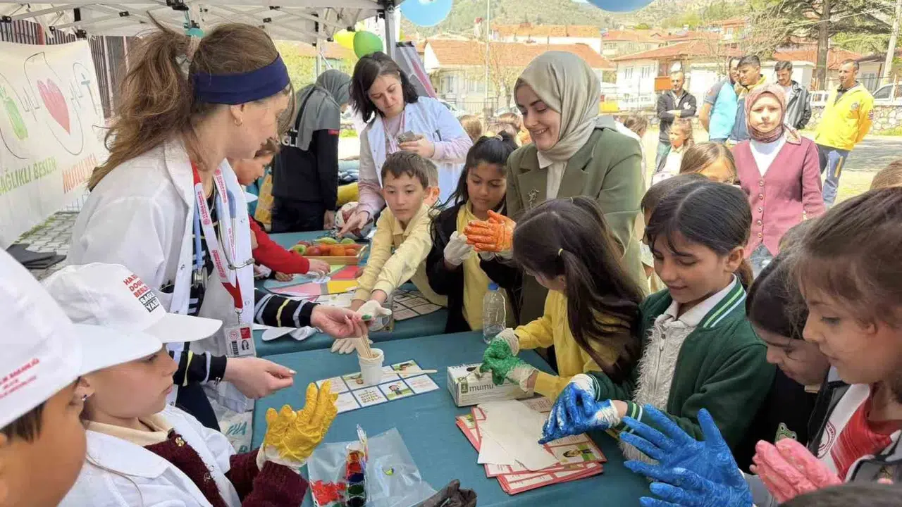 Geleceğin teminatı çocuklara sağlıklı yaşam rehberliği: Minik öğrenciler 'Sağlık Elçisi' oldu