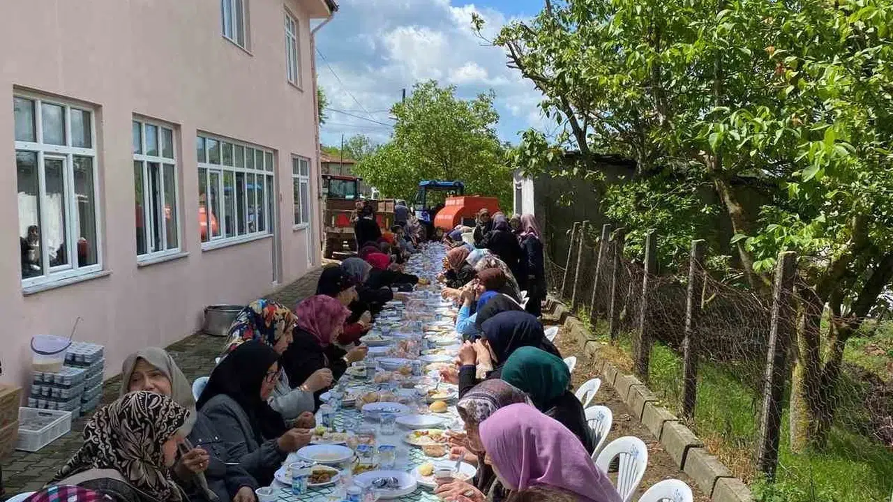 Karesi’de birlik sofrası: Yeroluk’ta 2 bin kişi aynı duaya amin dedi