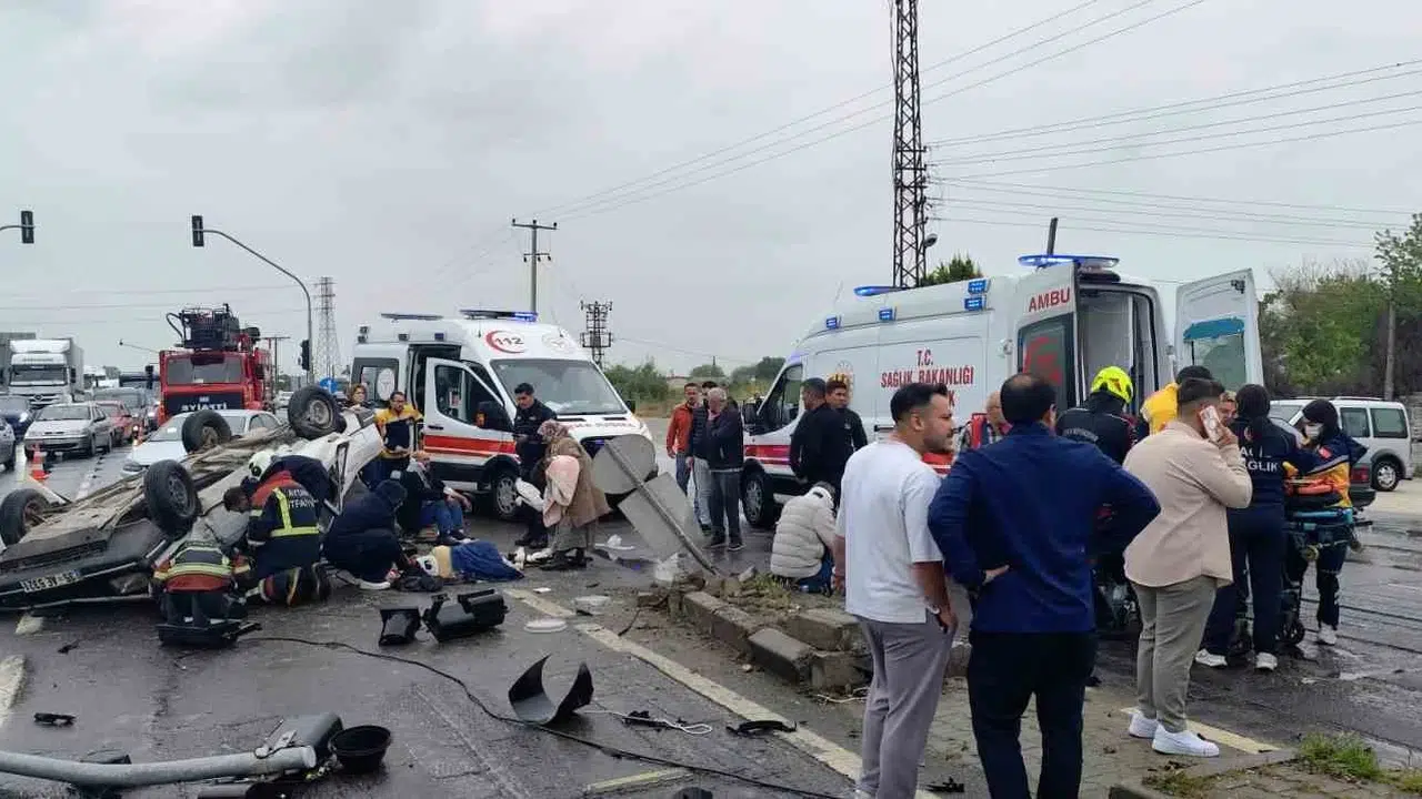 Aydın'da korkunç kaza: Refüje çarpan otomobil takla attı, 2'si çocuk 5 kişi hastanelik oldu