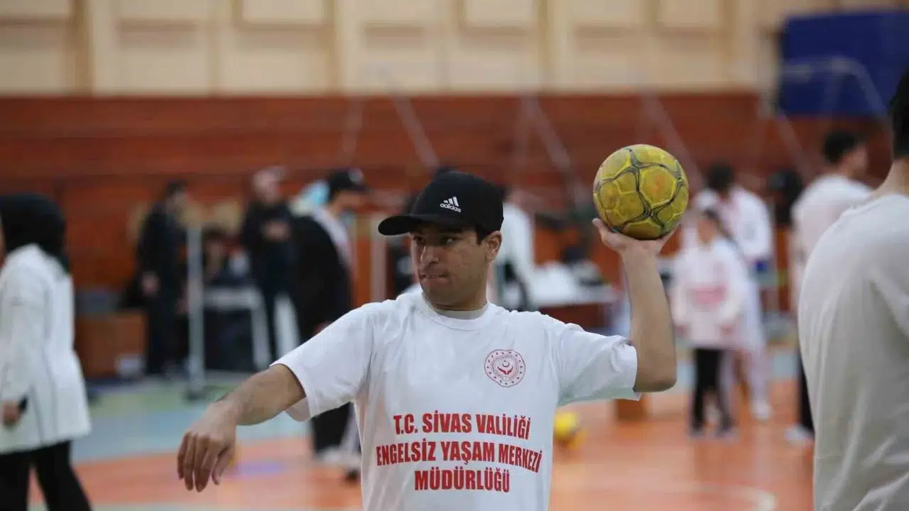 Sivas’ta sporun engel tanımayan gücü: Özel bireyler sahaya indi