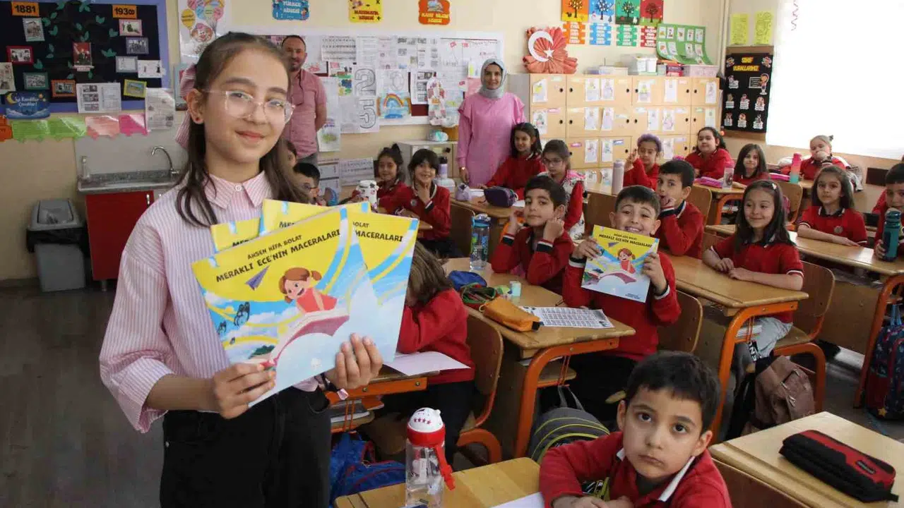 4 yaşında okumayı söktü, 11 yaşında ilk kitabını imzaladı: Küçük yazarın hayal dünyası sınır tanımıyor