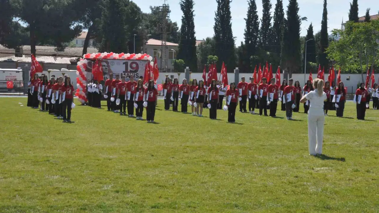 Manisa 19 Mayıs’ı tek yürek kutladı: İlçelerde bayram coşkusu zirveye taşındı