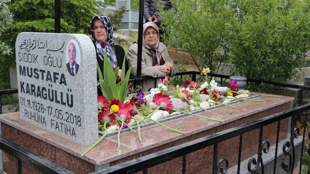Kırşehir'in gönül insanı unutulmadı: 'Ahi Baba' aramızdan ayrılışının 8. yılında dualarla yad edildi