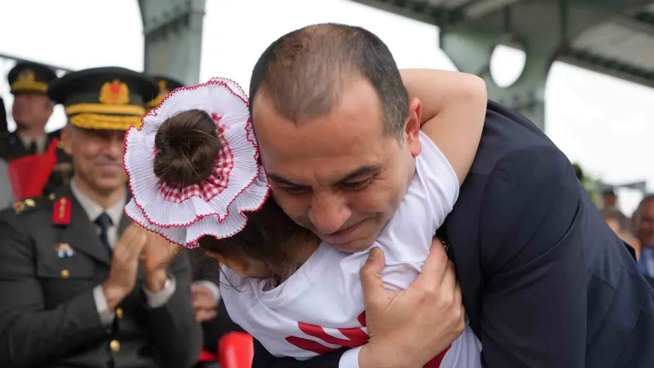 Iğdır’da 19 Mayıs kutlamalarında duygusal anlar: Minik öğrencinin valiye sarılması törene damga vurdu