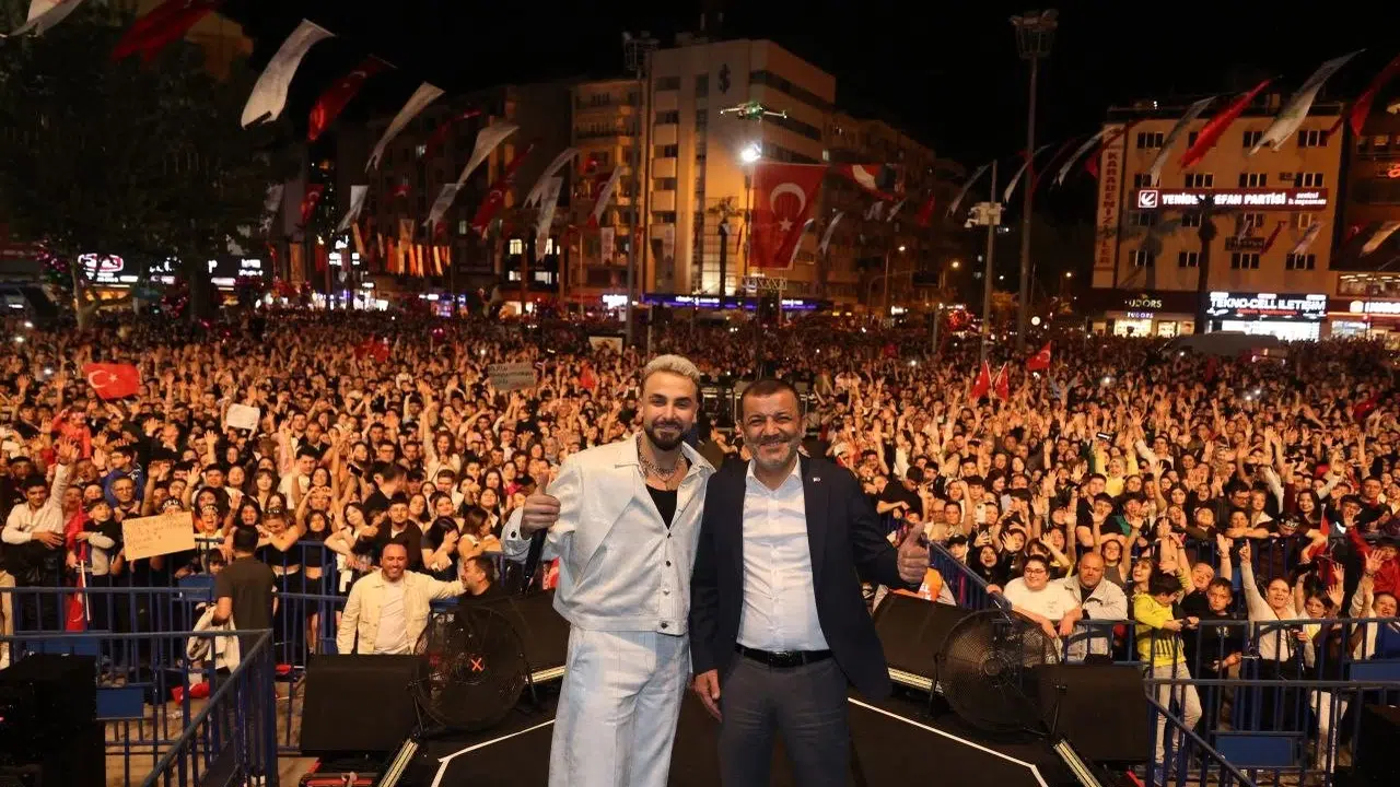 Denizli’de Sefo rüzgarı: Delikliçınar Meydanı’nda on binler tek yürek oldu