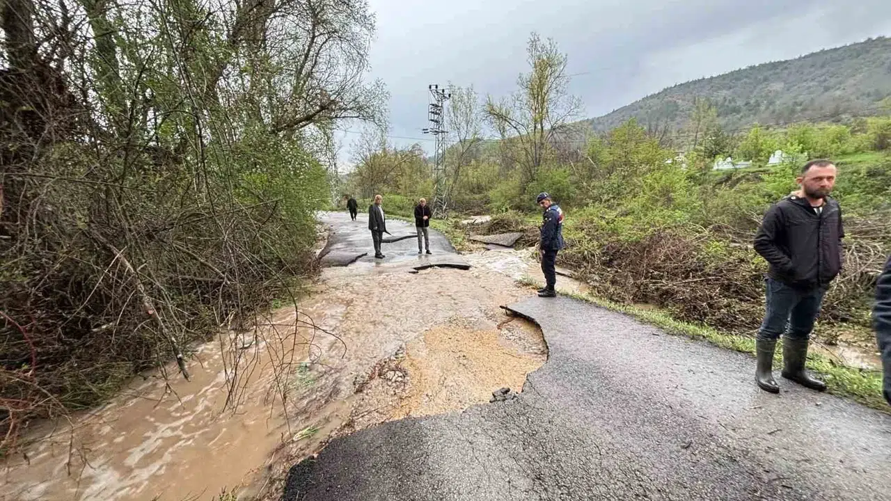 Karabük'te kabus dolu anlar: Sel suları köprüyü yıktı, vatandaşlar iş makinesiyle kurtarıldı
