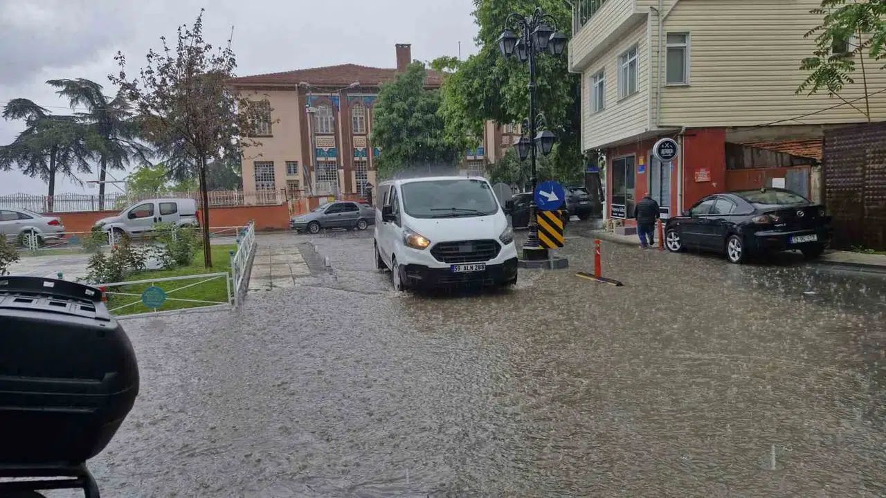 Tekirdağ’da gökyüzü boşaldı: Şehir merkezinde trafik felç oldu
