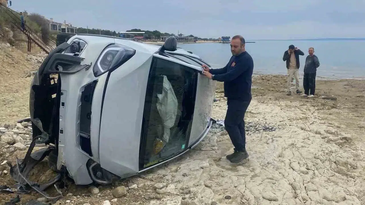 Saros Körfezi'nde korku dolu anlar: Bariyerleri aşan otomobil kumsala çakıldı