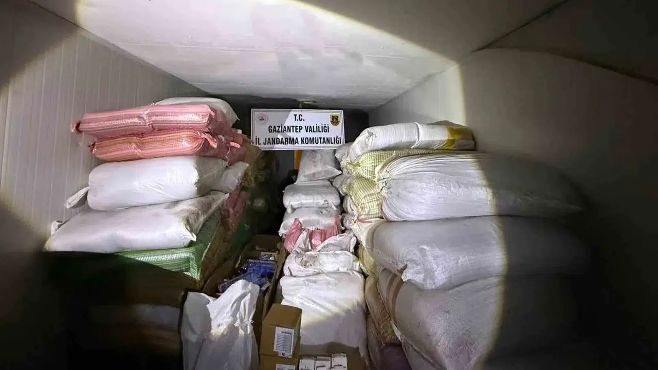 Gaziantep otoyolunda büyük vurgun: Milyonluk kaçak sevkiyat jandarmaya takıldı