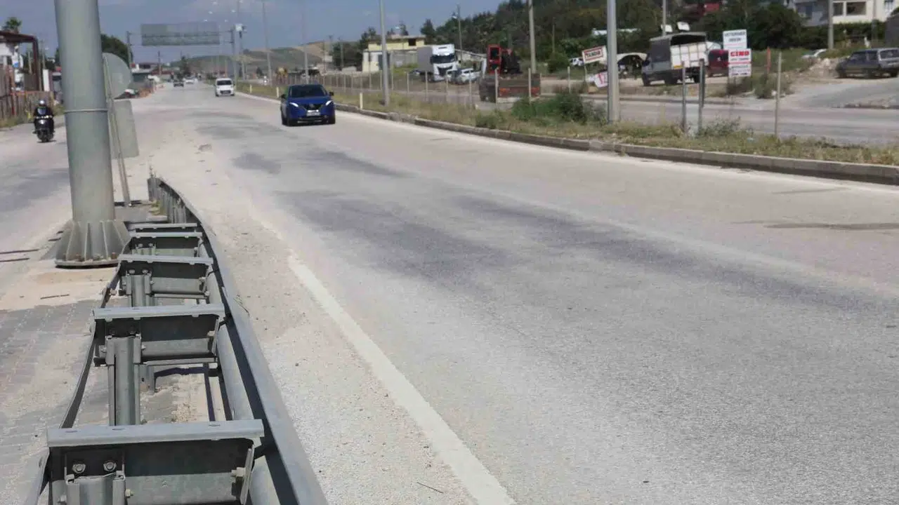 Hatay'da gece yarısı şaşkınlık veren anlar: 200 koyunluk sürü üst geçidi istila etti